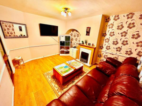 Spacious 3 BEDROOM HOUSE - 2 mins Walk from Dagenham Heathway Station-FREE PARKING -CLOSE BY AMENETIES